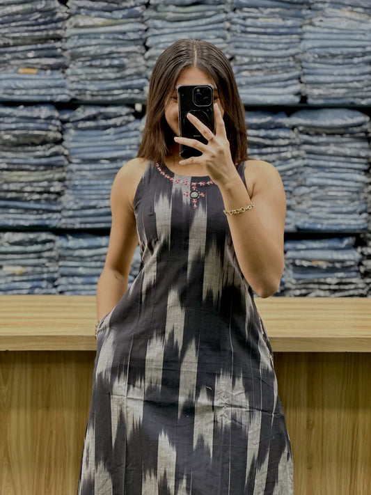 Sleeveless Ikat Print Kurta and Pant Set with Side Pockets