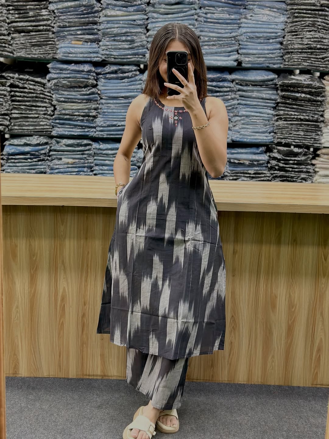 Sleeveless Ikat Print Kurta and Pant Set with Side Pockets